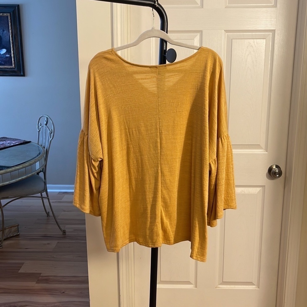 Cable & Gauge Yellow Bell Sleeves Flowy Top. D3/A - Picture 3 of 5
